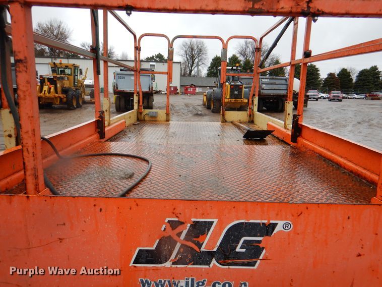 image for item II9917 2005 JLG 260MRT  scissor lift