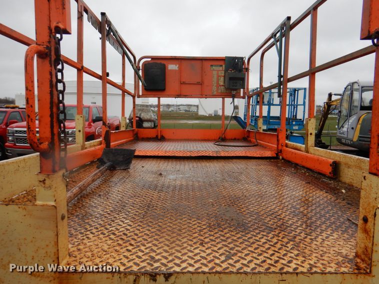 image for item II9917 2005 JLG 260MRT  scissor lift