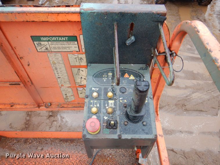 image for item II9917 2005 JLG 260MRT  scissor lift