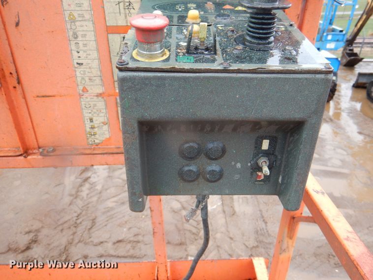 image for item II9917 2005 JLG 260MRT  scissor lift