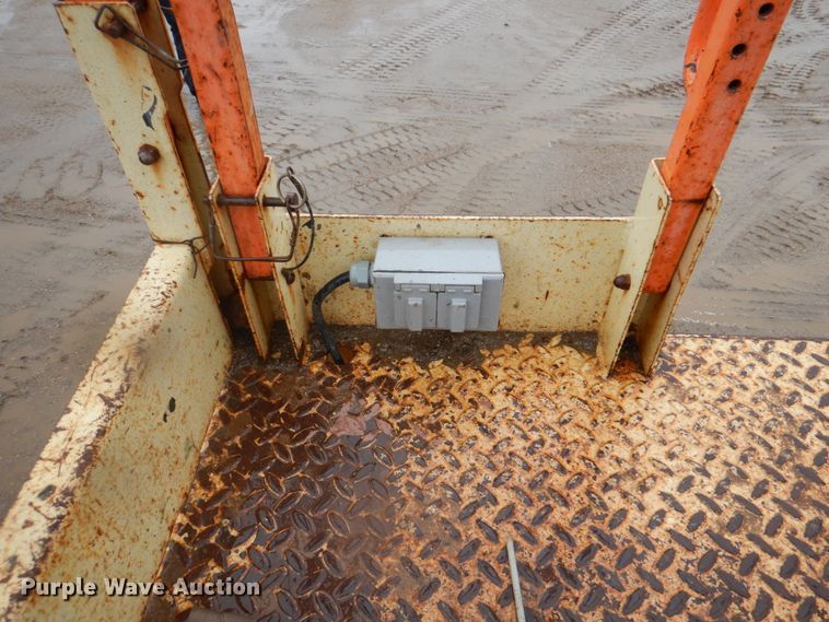 image for item II9917 2005 JLG 260MRT  scissor lift