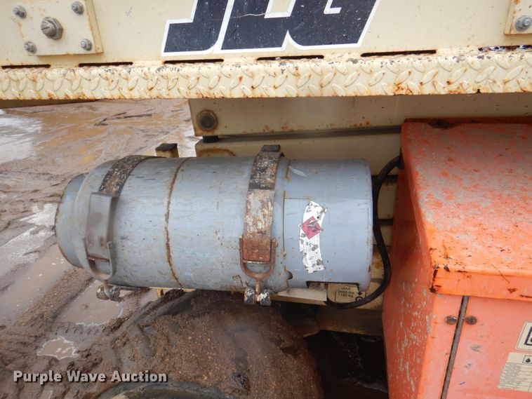 image for item II9917 2005 JLG 260MRT  scissor lift