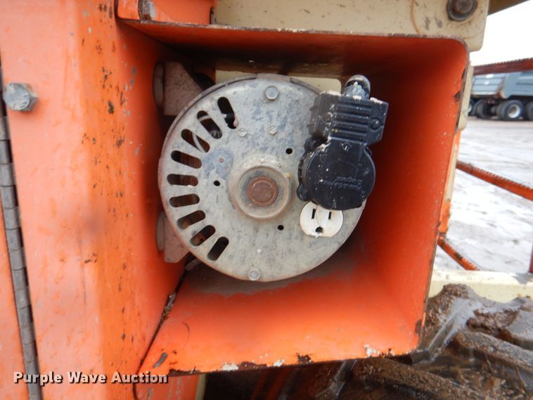 image for item II9917 2005 JLG 260MRT  scissor lift