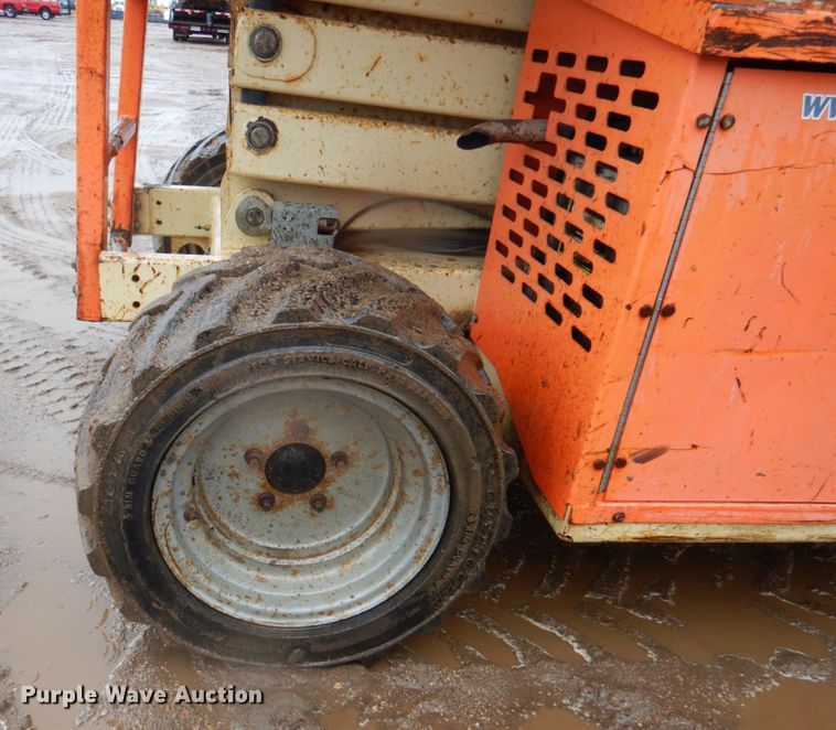 image for item II9917 2005 JLG 260MRT  scissor lift