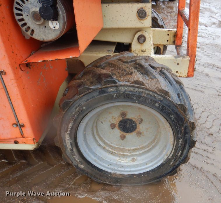 image for item II9917 2005 JLG 260MRT  scissor lift