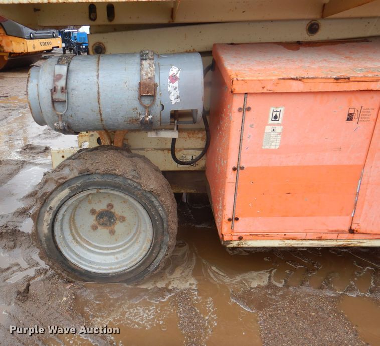 image for item II9917 2005 JLG 260MRT  scissor lift