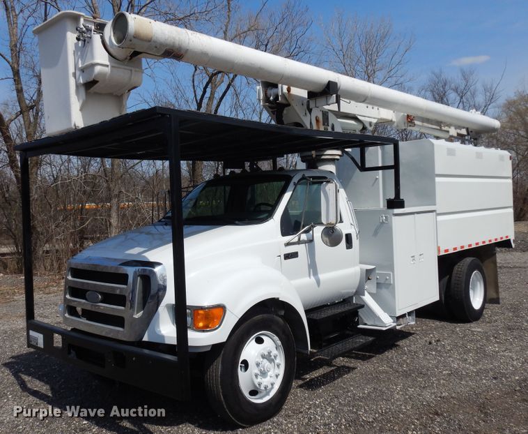 image for item IP9110 2005 Ford F750 Super Duty  forestry bucket truck