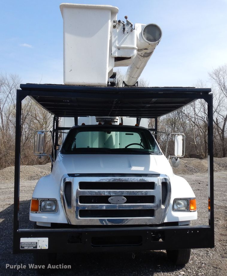 image for item IP9110 2005 Ford F750 Super Duty  forestry bucket truck