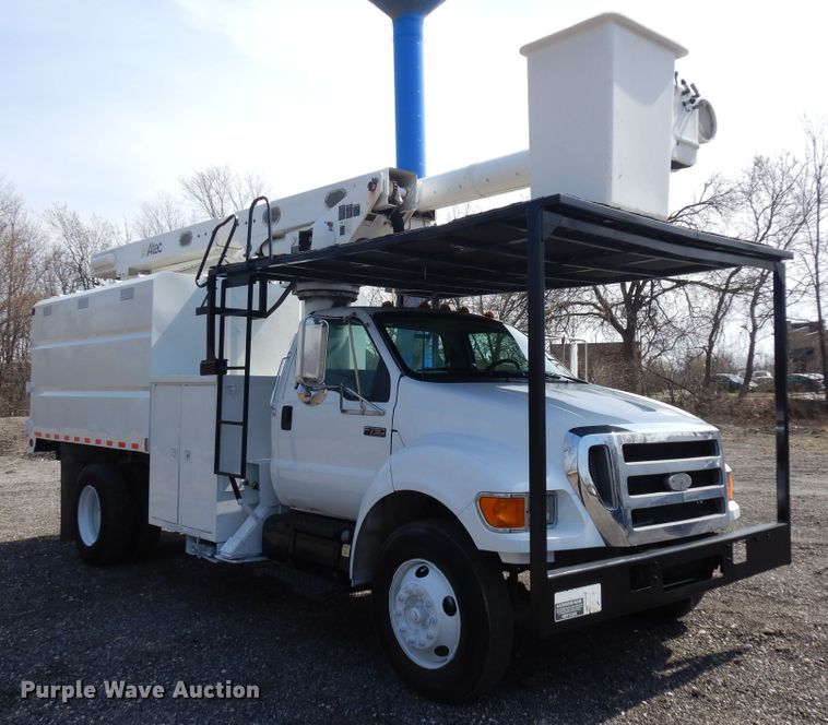 image for item IP9110 2005 Ford F750 Super Duty  forestry bucket truck
