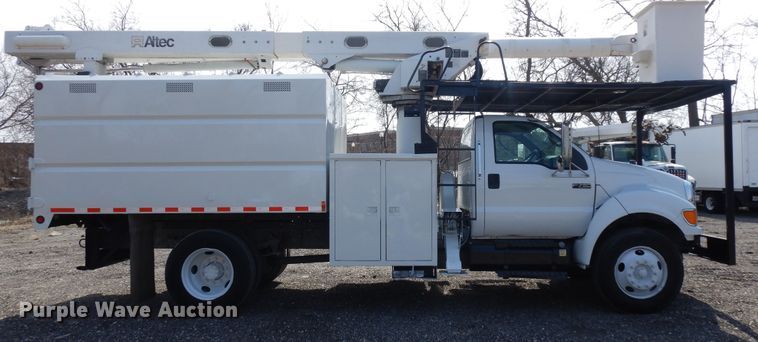 image for item IP9110 2005 Ford F750 Super Duty  forestry bucket truck