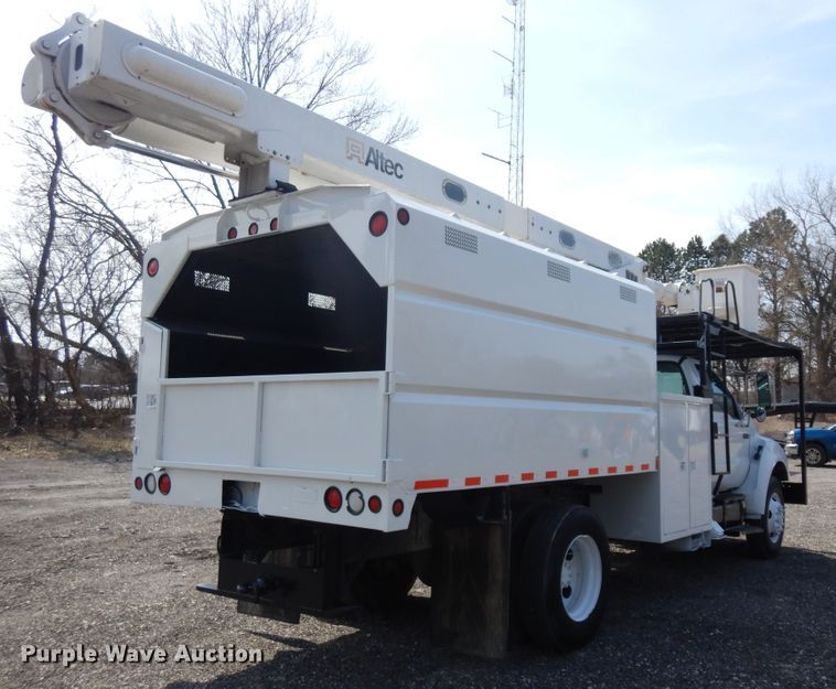 image for item IP9110 2005 Ford F750 Super Duty  forestry bucket truck
