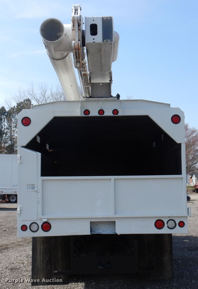 image for item IP9110 2005 Ford F750 Super Duty  forestry bucket truck