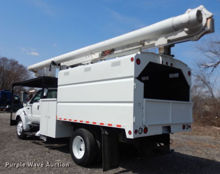 image for item IP9110 2005 Ford F750 Super Duty  forestry bucket truck