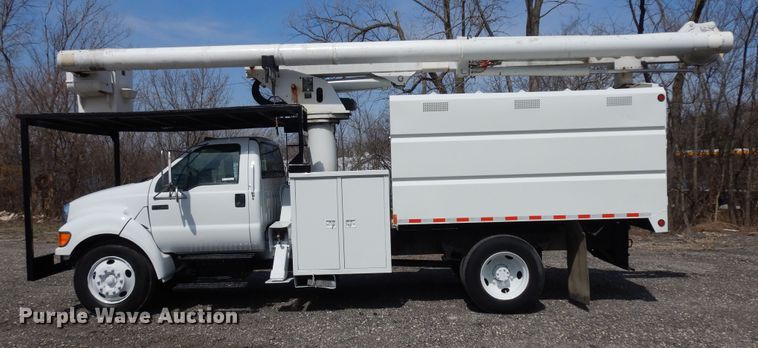 image for item IP9110 2005 Ford F750 Super Duty  forestry bucket truck