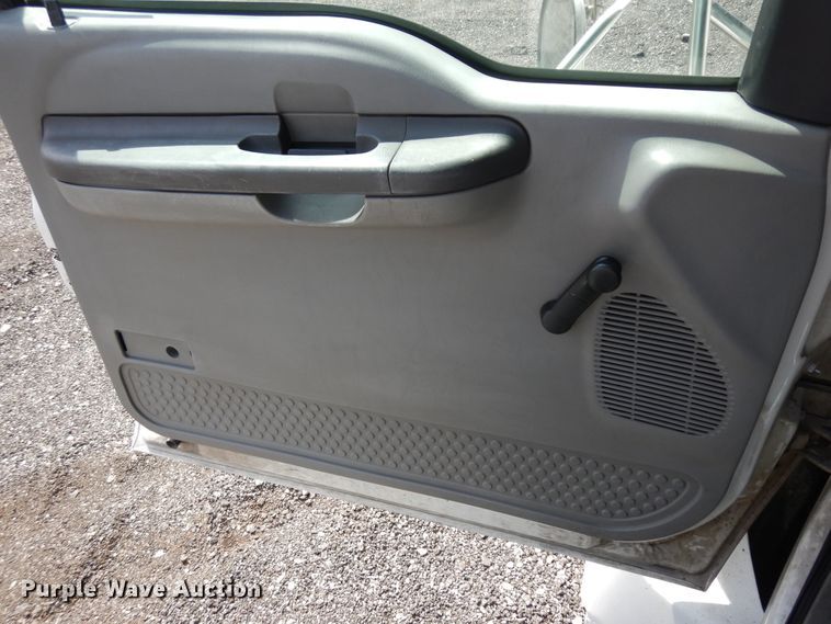 image for item IP9110 2005 Ford F750 Super Duty  forestry bucket truck