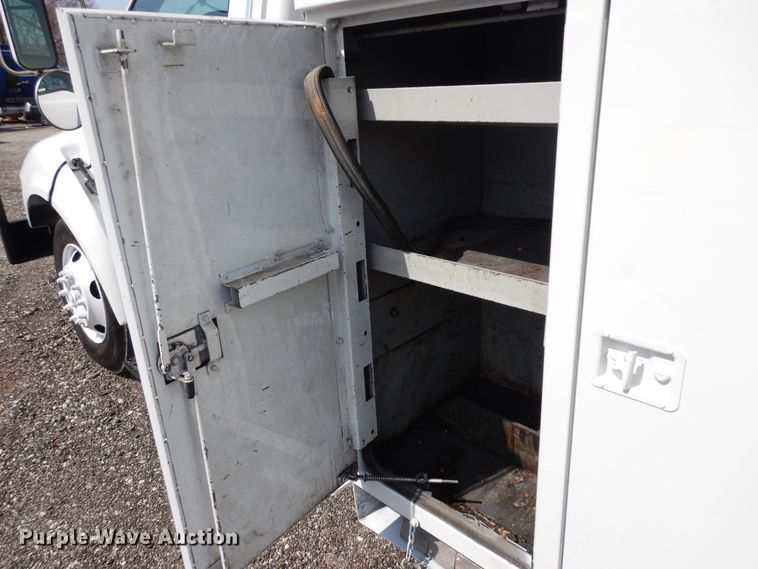 image for item IP9110 2005 Ford F750 Super Duty  forestry bucket truck