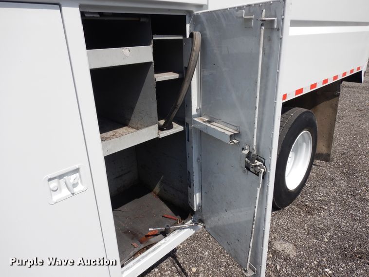 image for item IP9110 2005 Ford F750 Super Duty  forestry bucket truck