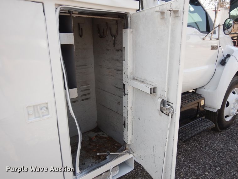 image for item IP9110 2005 Ford F750 Super Duty  forestry bucket truck