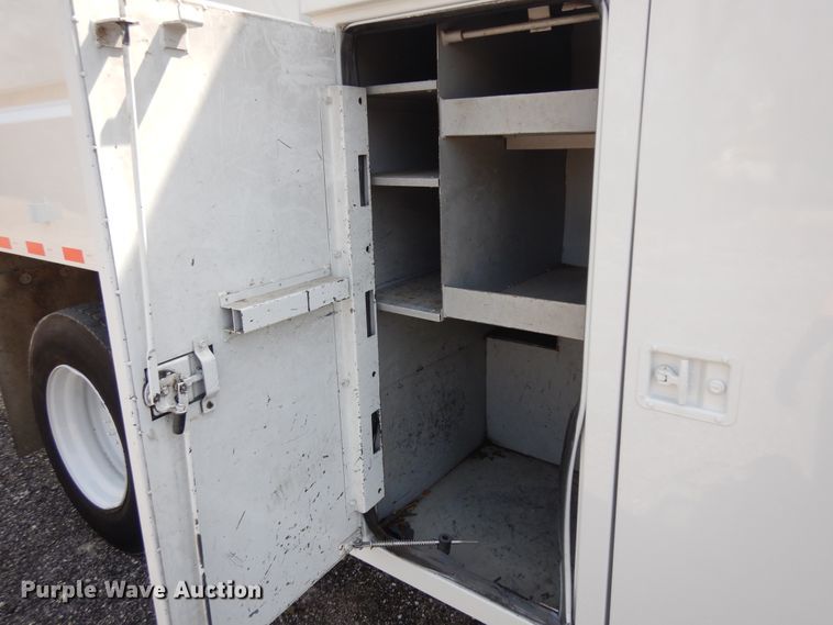 image for item IP9110 2005 Ford F750 Super Duty  forestry bucket truck