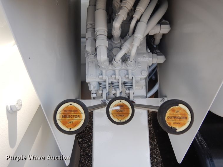 image for item IP9110 2005 Ford F750 Super Duty  forestry bucket truck