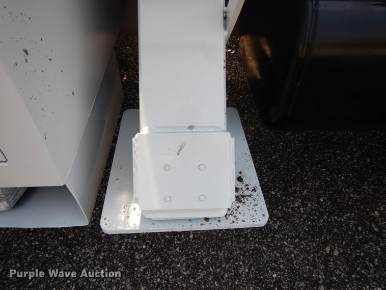 image for item IP9110 2005 Ford F750 Super Duty  forestry bucket truck