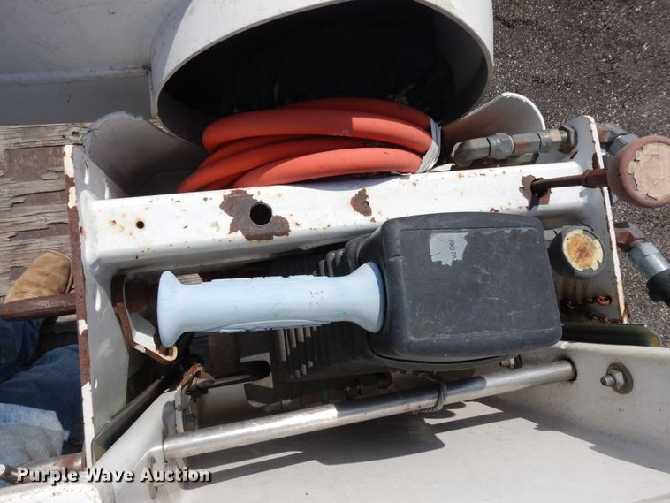 image for item IP9110 2005 Ford F750 Super Duty  forestry bucket truck