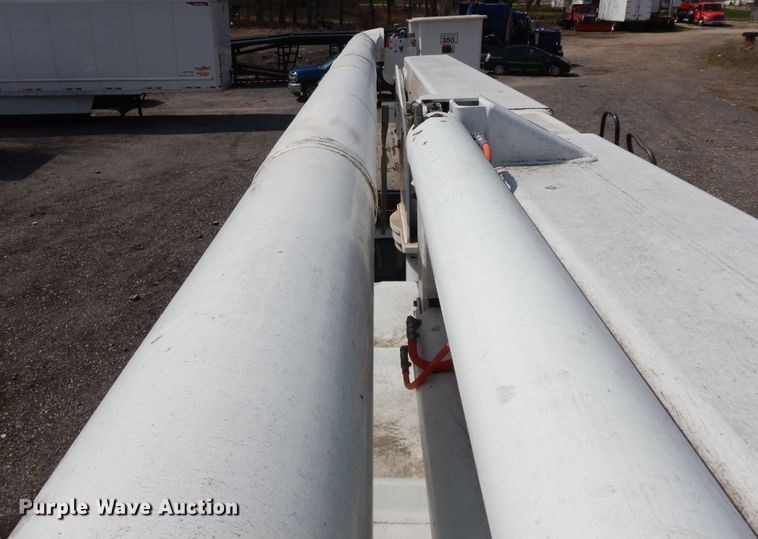 image for item IP9110 2005 Ford F750 Super Duty  forestry bucket truck