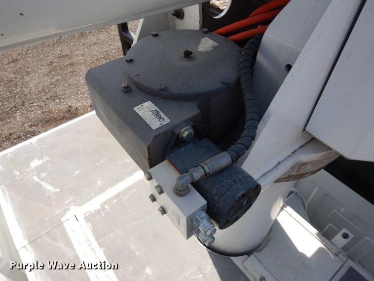 image for item IP9110 2005 Ford F750 Super Duty  forestry bucket truck