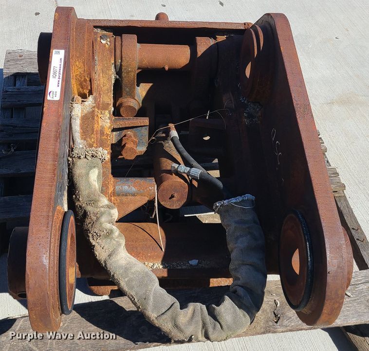 Jb Hendrix excavator quick coupler in Liberty, MO Item IQ9077 sold