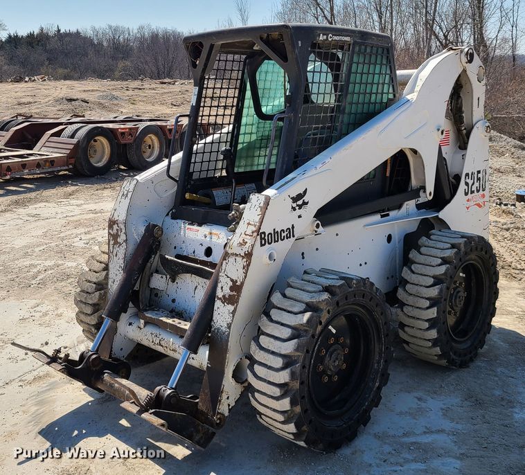 image for item IQ9098 2002 Bobcat S250  skid steer loader
