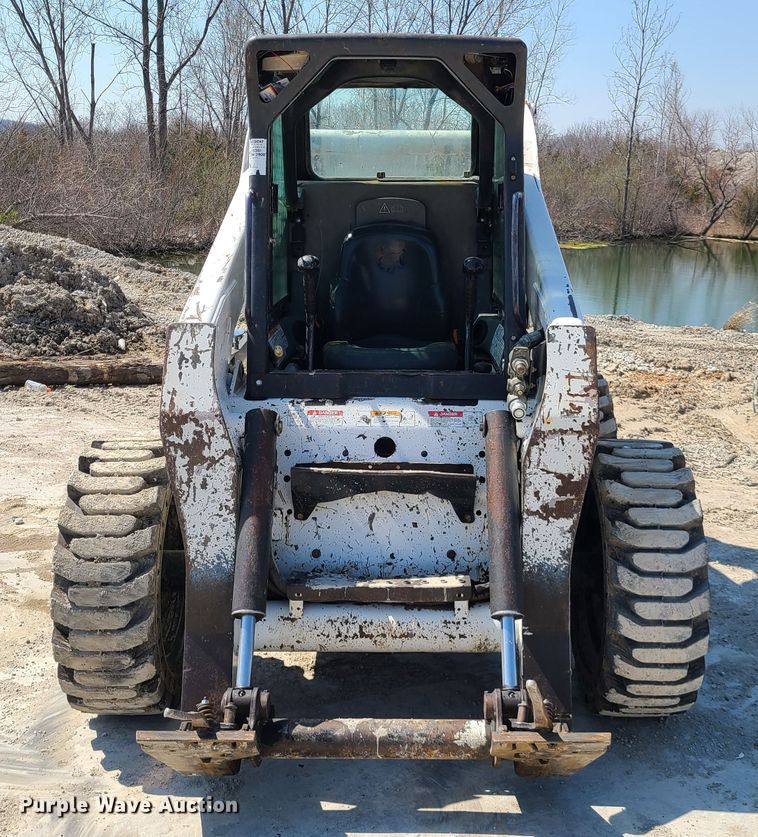 image for item IQ9098 2002 Bobcat S250  skid steer loader