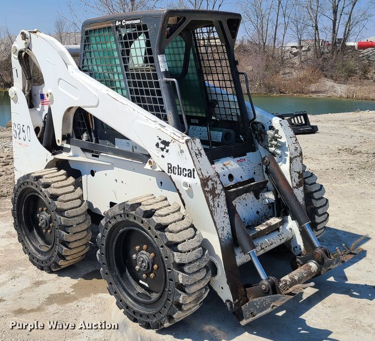 image for item IQ9098 2002 Bobcat S250  skid steer loader