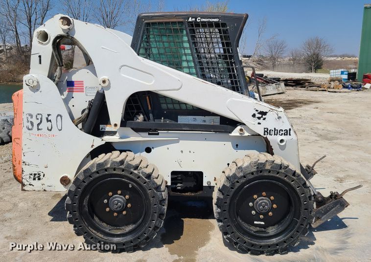 image for item IQ9098 2002 Bobcat S250  skid steer loader