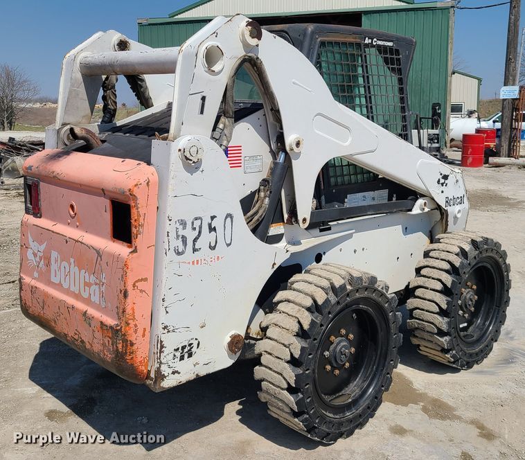 image for item IQ9098 2002 Bobcat S250  skid steer loader