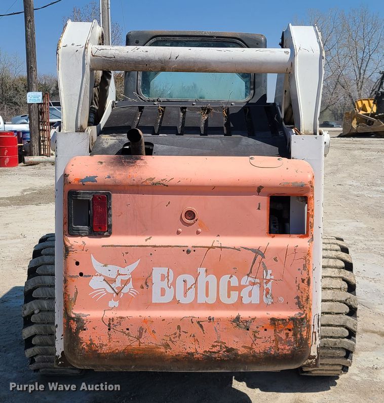image for item IQ9098 2002 Bobcat S250  skid steer loader
