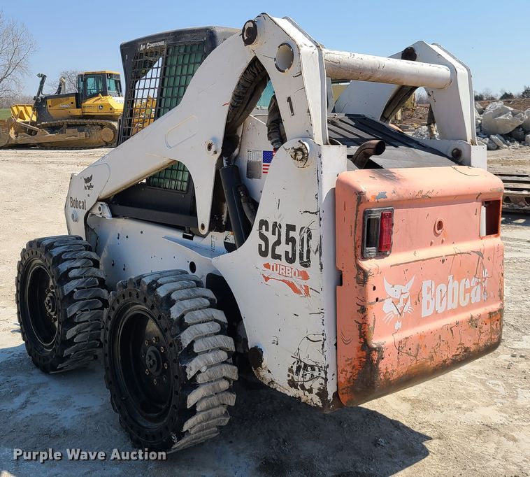 image for item IQ9098 2002 Bobcat S250  skid steer loader