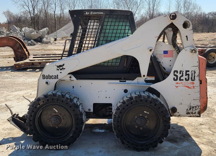 image for item IQ9098 2002 Bobcat S250  skid steer loader