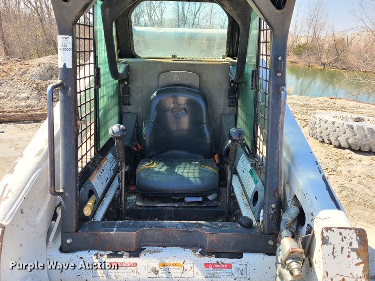 image for item IQ9098 2002 Bobcat S250  skid steer loader