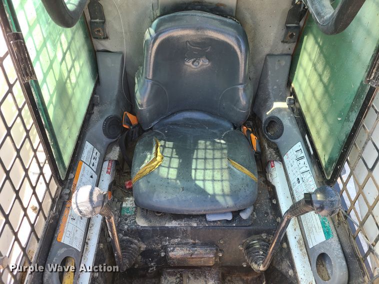 image for item IQ9098 2002 Bobcat S250  skid steer loader