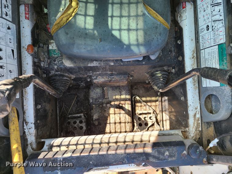 image for item IQ9098 2002 Bobcat S250  skid steer loader