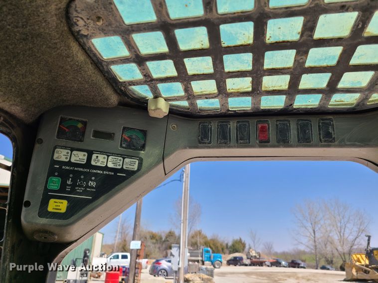 image for item IQ9098 2002 Bobcat S250  skid steer loader