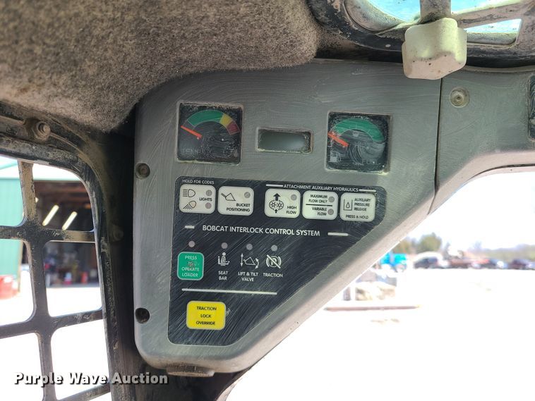 image for item IQ9098 2002 Bobcat S250  skid steer loader