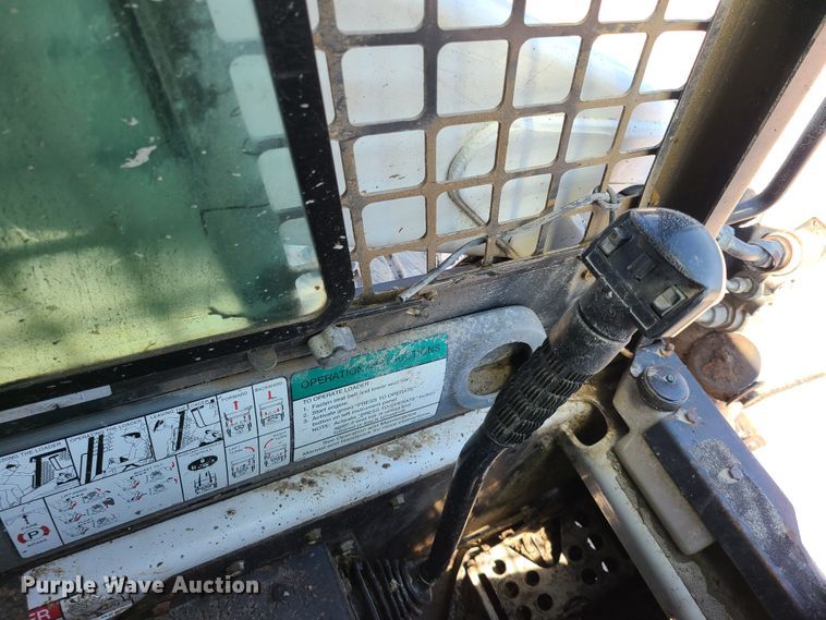 image for item IQ9098 2002 Bobcat S250  skid steer loader