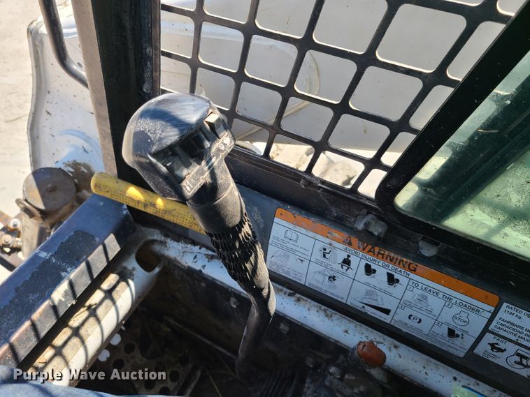 image for item IQ9098 2002 Bobcat S250  skid steer loader