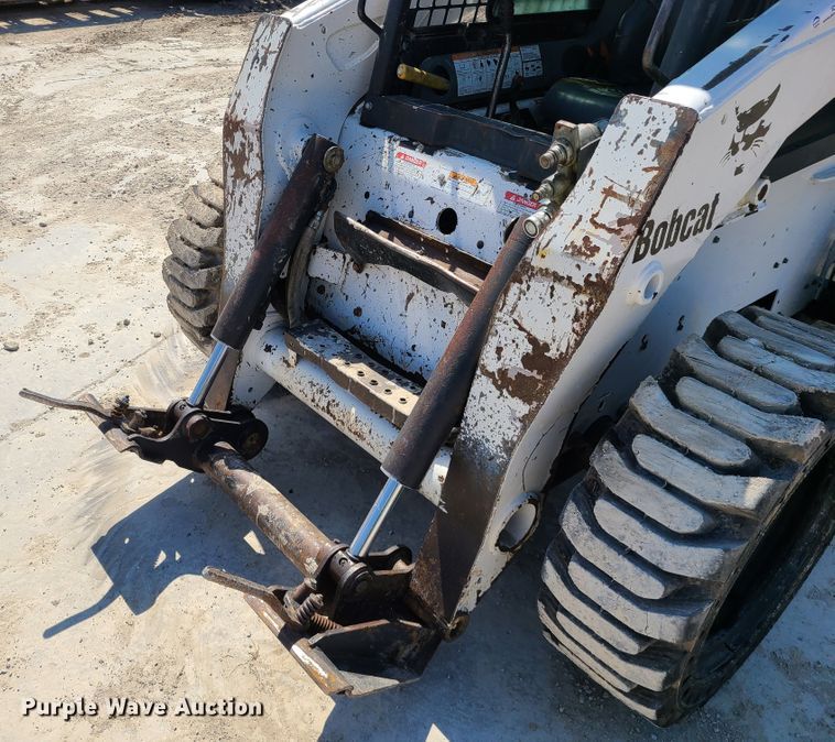 image for item IQ9098 2002 Bobcat S250  skid steer loader
