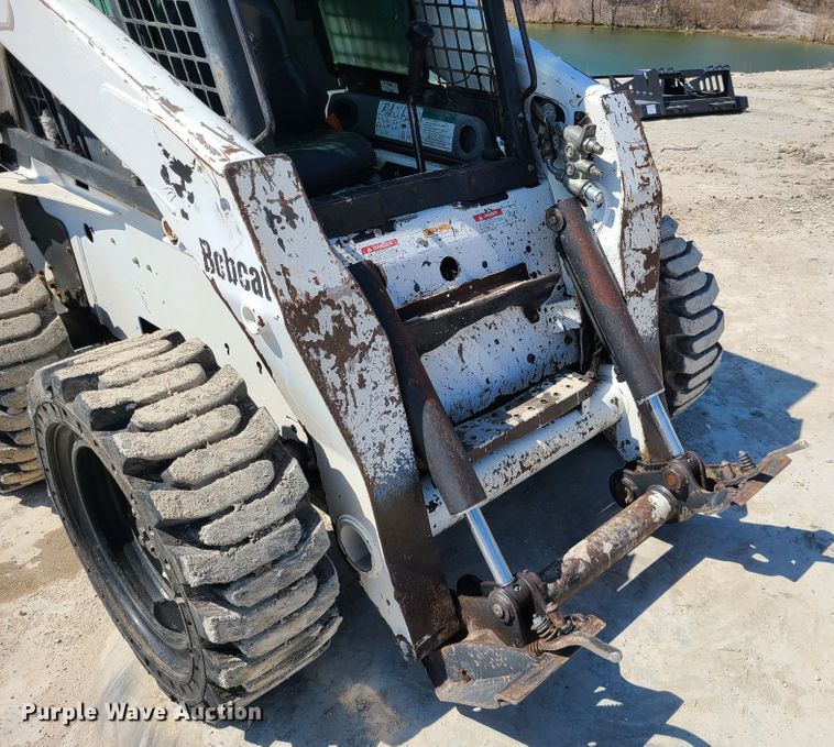 image for item IQ9098 2002 Bobcat S250  skid steer loader