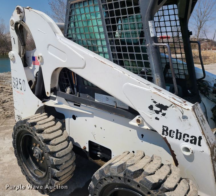 image for item IQ9098 2002 Bobcat S250  skid steer loader