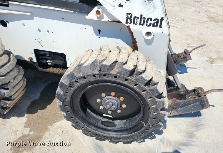 image for item IQ9098 2002 Bobcat S250  skid steer loader