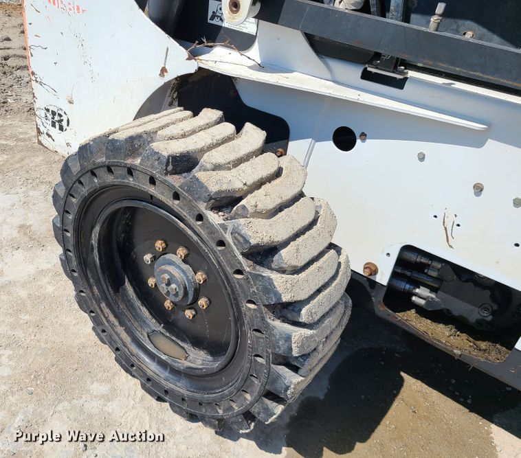 image for item IQ9098 2002 Bobcat S250  skid steer loader