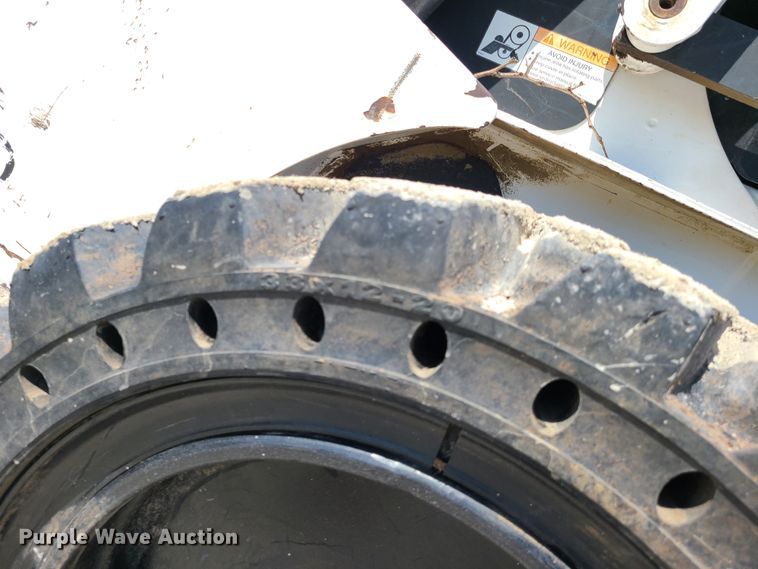 image for item IQ9098 2002 Bobcat S250  skid steer loader